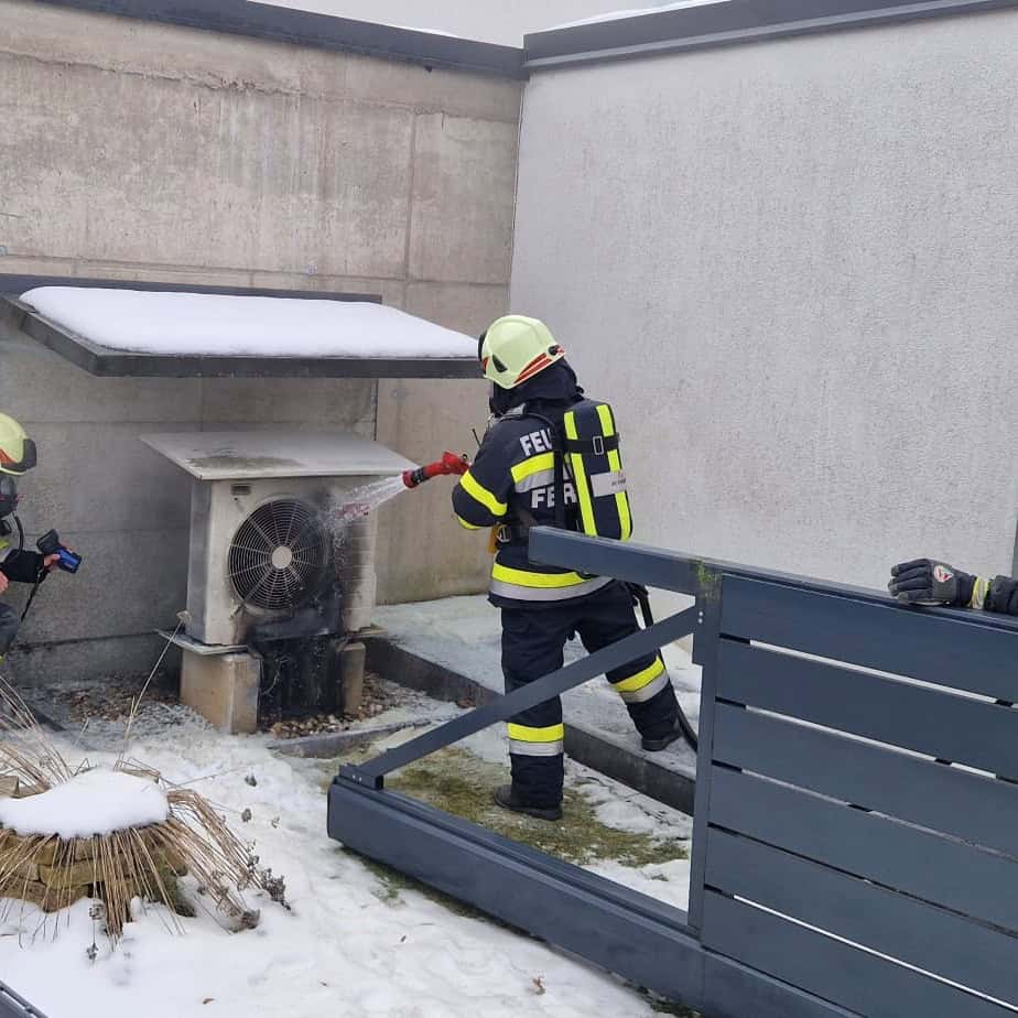 Bild zeigt Feuerwehrleute bei der Arbeit