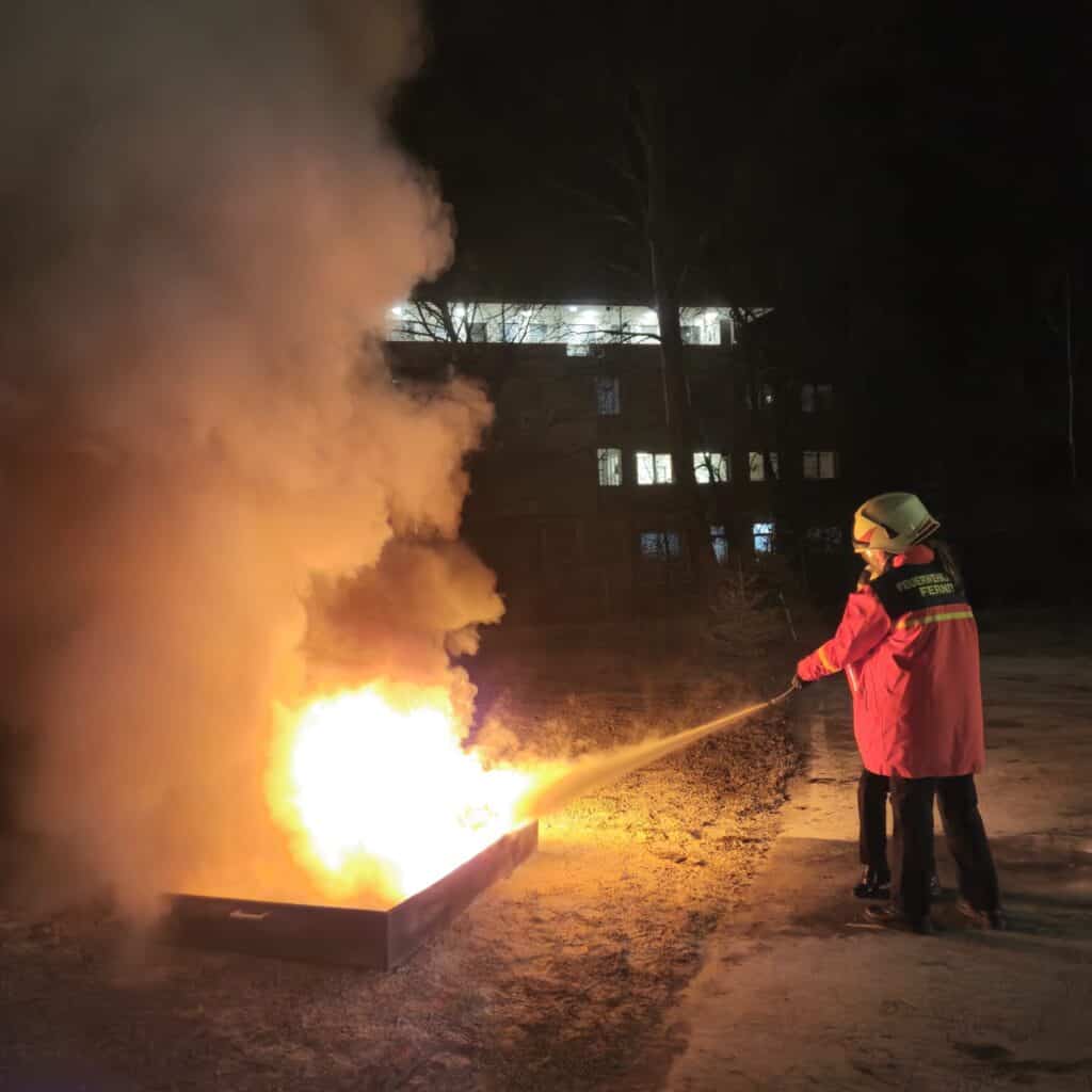 Auf diesem Bild sieht man Jugendliche der Feuerwehr beim Feuerlöschen