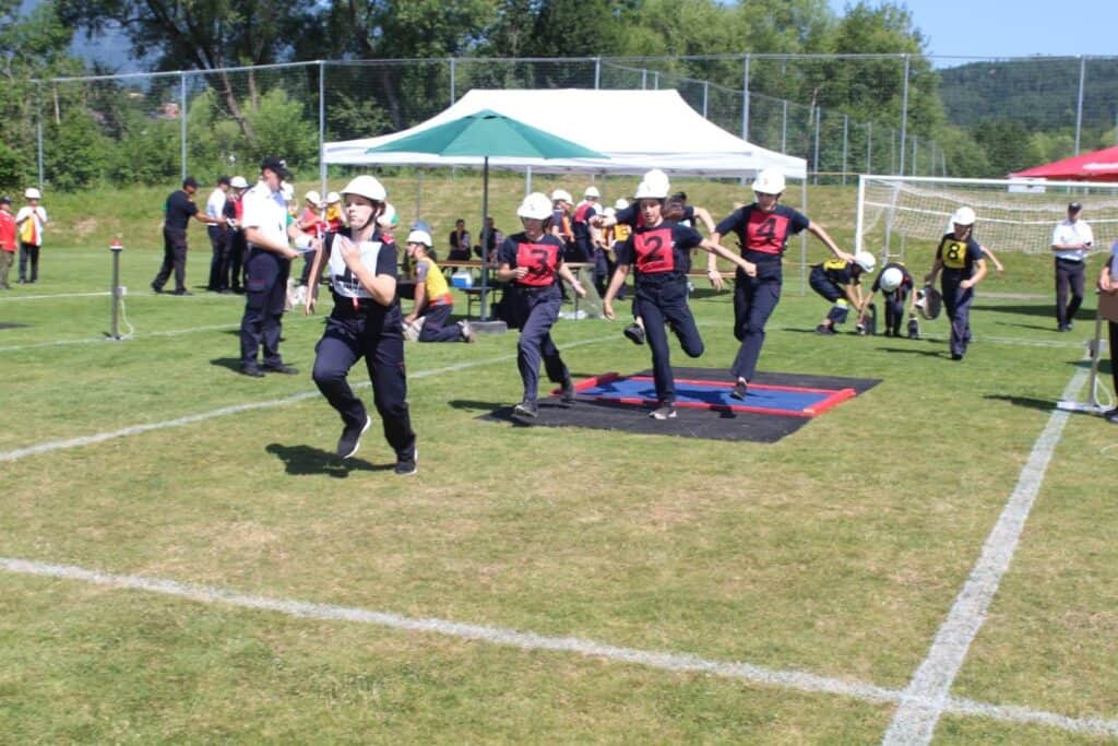 Auf diesem Bild sieht man Jugendliche der Feuerwehr bei einem Wettkampf
