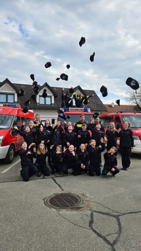 Auf diesem Bild sieht man Jugendliche der Feuerwehr auf einem Gruppenfoto