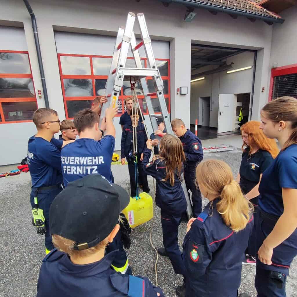 Auf diesem Bild sieht man Jugendliche der Feuerwehr bei einer Übung