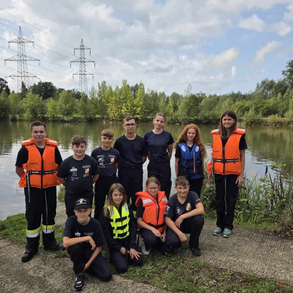 Auf diesem Bild sieht man Jugendliche der Feuerwehr mit Schwimmwesten bei der Wasserwehr