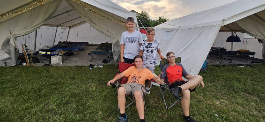 Auf diesem Bild sieht man Jugendliche der Feuerwehr auf einem Gruppenfoto