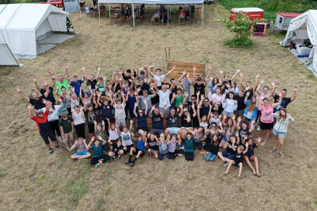 Auf diesem Bild sieht man Jugendliche der Feuerwehr auf einem Gruppenfoto