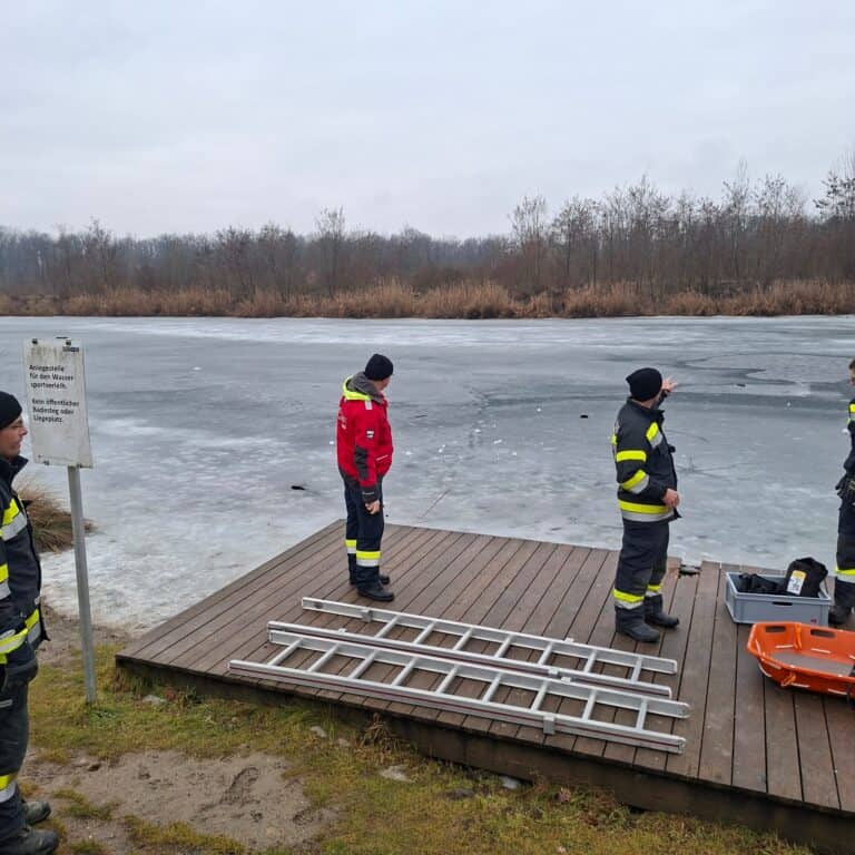 Bild zeigt Mitglieder der FF Fernitz beim Üben