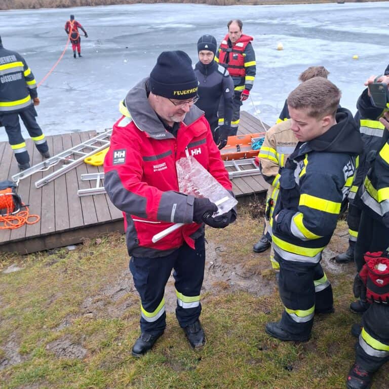 Bild zeigt Mitglieder der FF Fernitz beim Üben