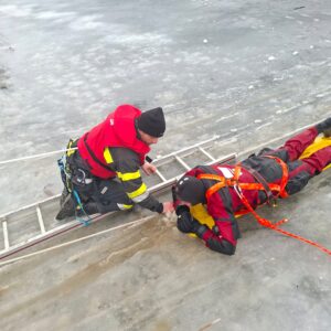 Bild zeigt Mitglieder der FF Fernitz beim Üben
