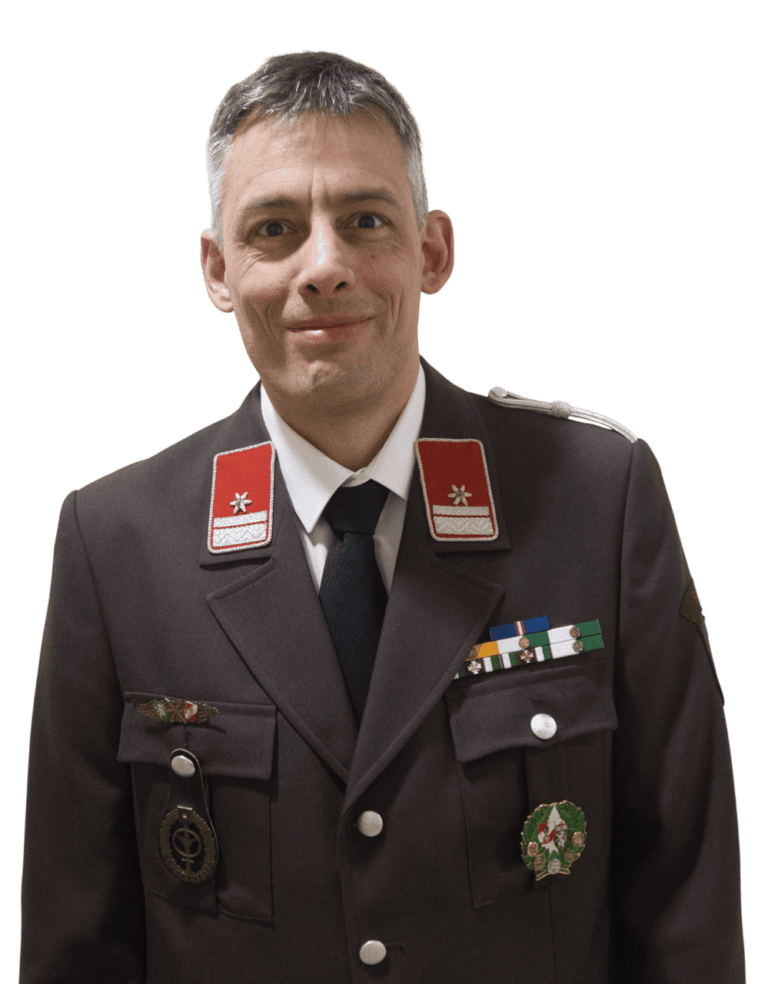 Bild zeigt ein Mitglied der Feuerwehr Fernitz