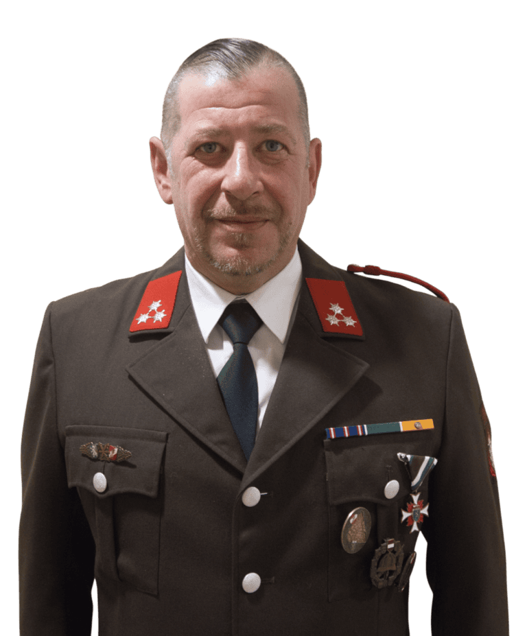 Bild zeigt ein Mitglied der Feuerwehr Fernitz