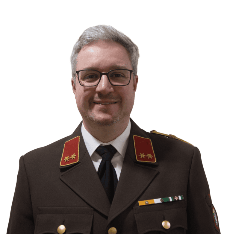 Bild zeigt ein Mitglied der Feuerwehr Fernitz