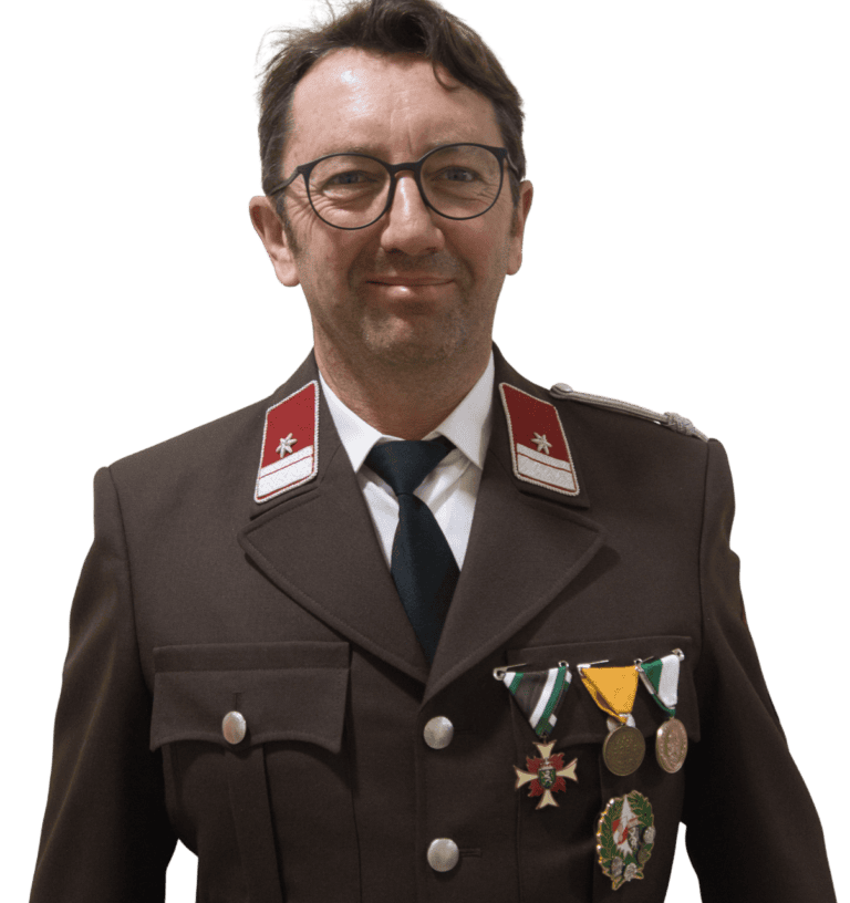 Bild zeigt ein Mitglied der Feuerwehr Fernitz