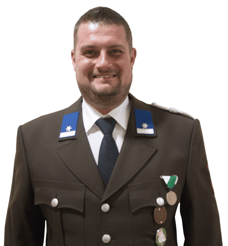 Bild zeigt ein Mitglied der Feuerwehr Fernitz