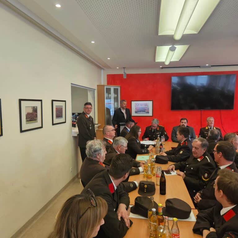 Bild zeigt Feuerwehrmitglieder bei der Wehrversammlung