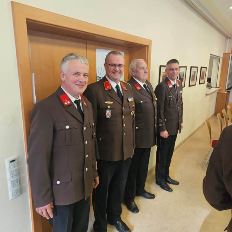 Bild zeigt Feuerwehrmitglieder bei der Wehrversammlung