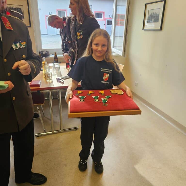 Bild zeigt Feuerwehrmitglieder bei der Wehrversammlung