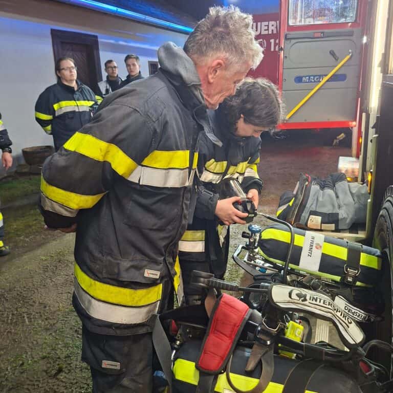 Bild zeigt Mitglieder der FF Fernitz beim Üben