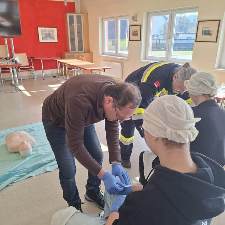 Bild zeigt Feuerwehrleute beim Üben