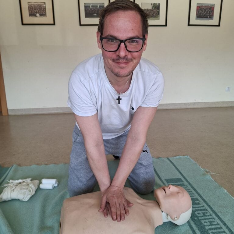 Bild zeigt Feuerwehrleute beim Üben