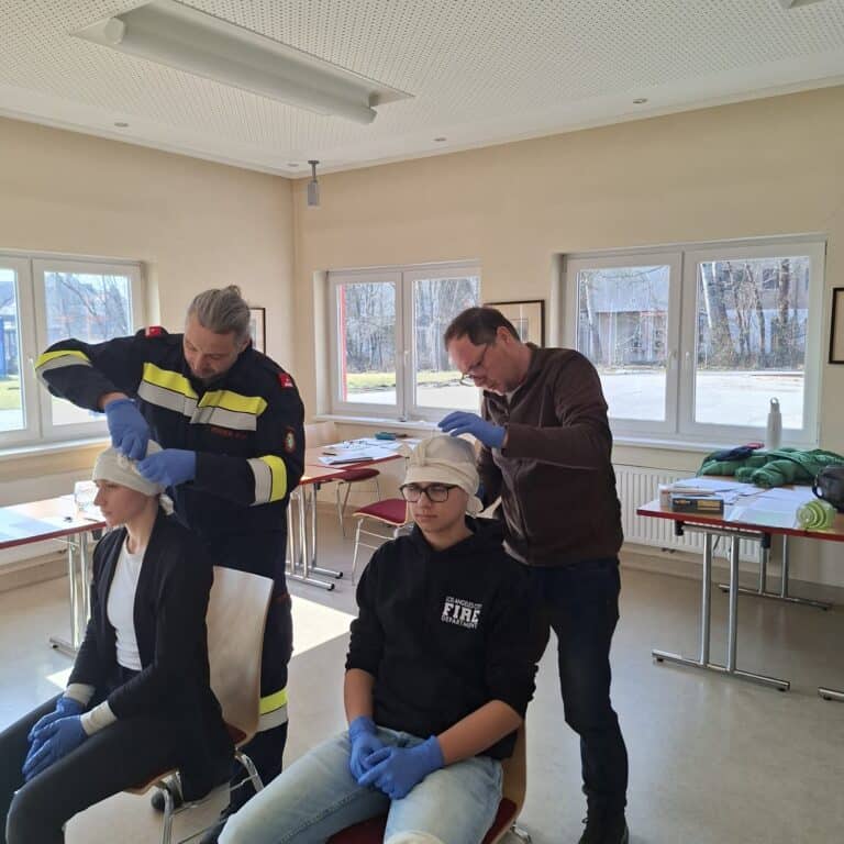 Bild zeigt Feuerwehrleute beim Üben