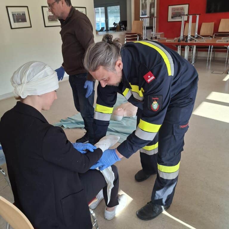 Bild zeigt Feuerwehrleute beim Üben