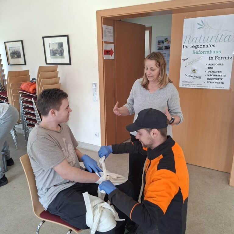 Bild zeigt Feuerwehrleute beim Üben