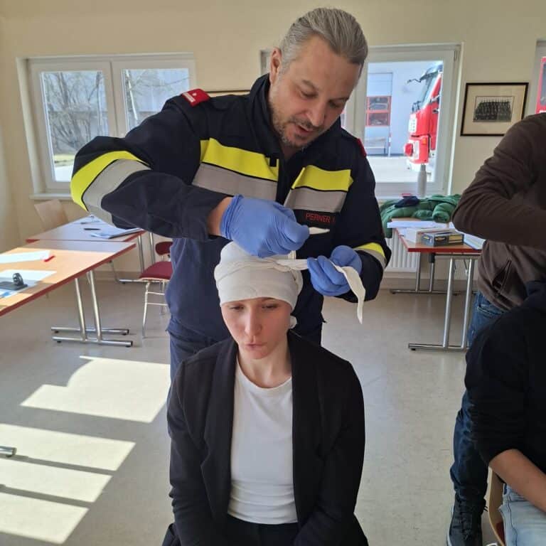 Bild zeigt Feuerwehrleute beim Üben