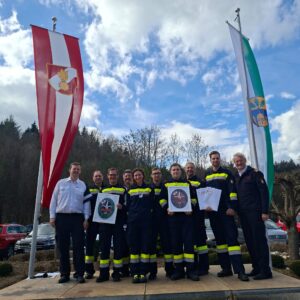 Bild zeigt Feuerwehrleute bei der Übergabe der SAN-Abzeichen