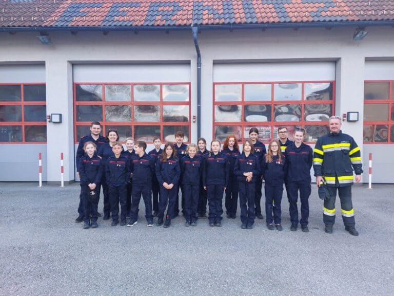 Bild zeigt Jugendliche beim Wissenstest