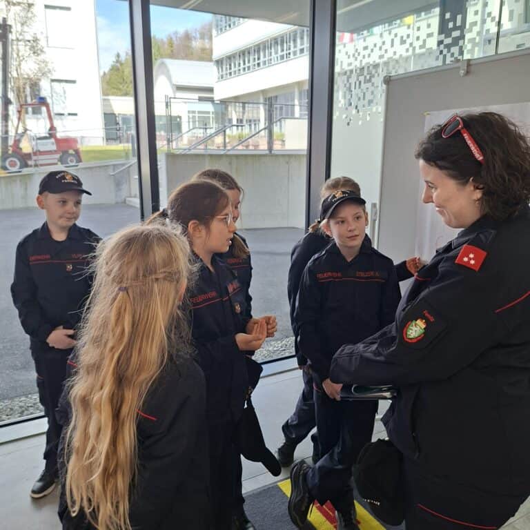 Bild zeigt Jugendliche bei einer Prüfung