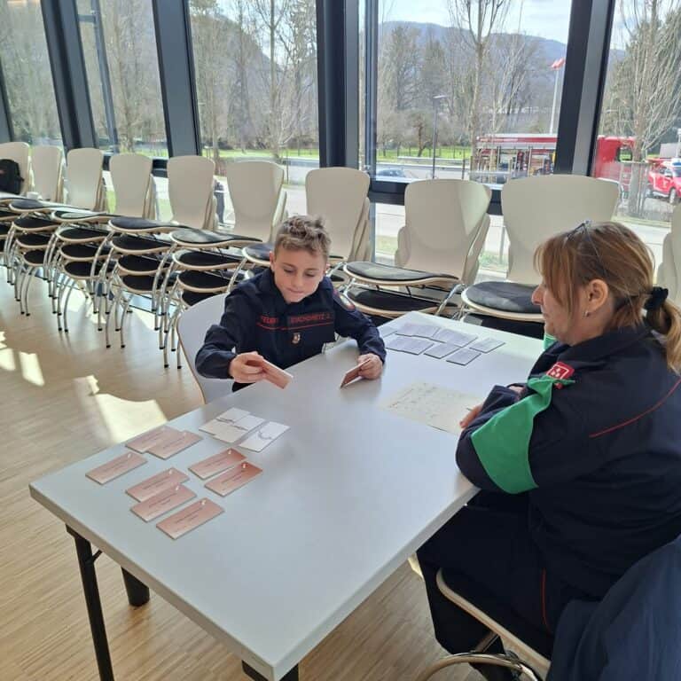 Bild zeigt Jugendliche bei einer Prüfung