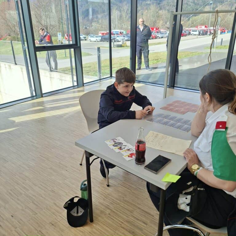 Bild zeigt Jugendliche bei einer Prüfung