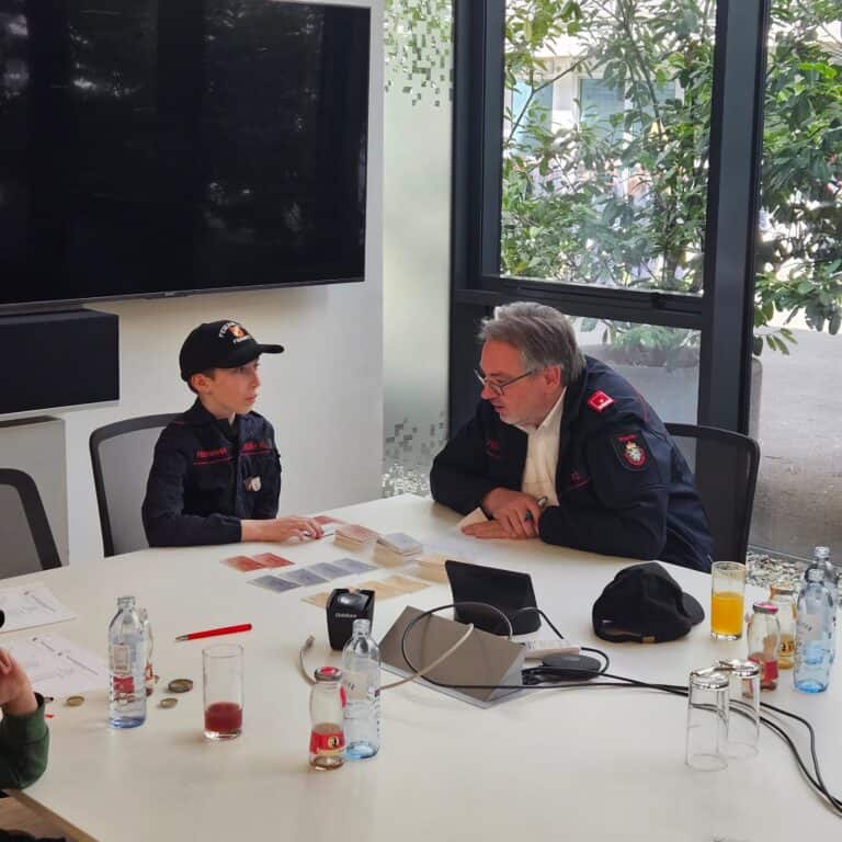 Bild zeigt Jugendliche bei einer Prüfung