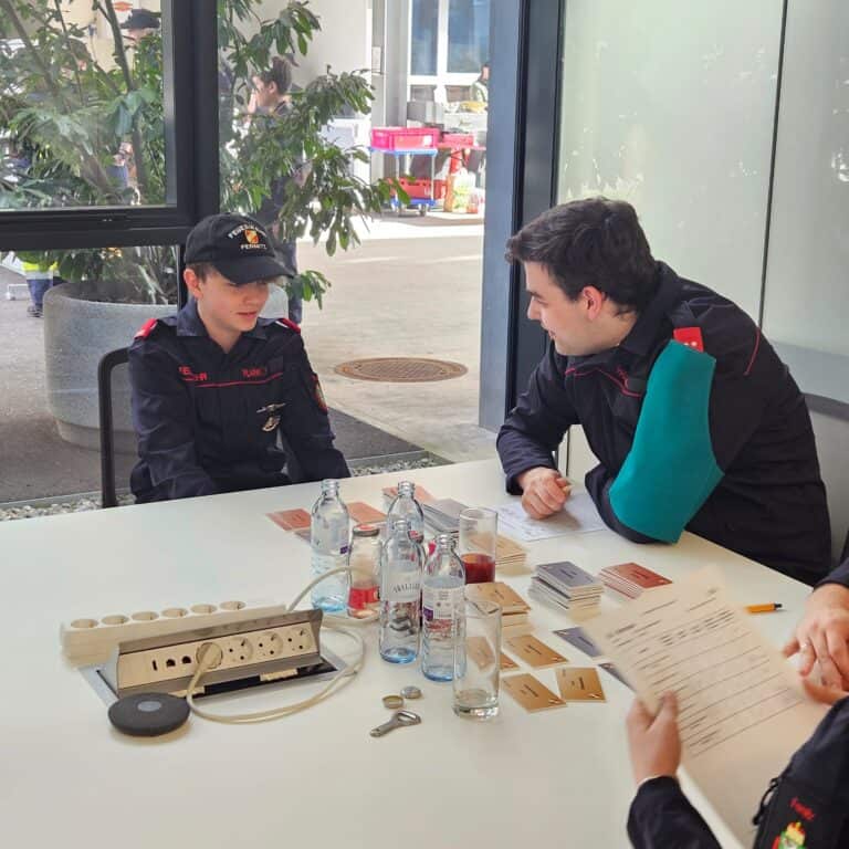 Bild zeigt Jugendliche bei einer Prüfung