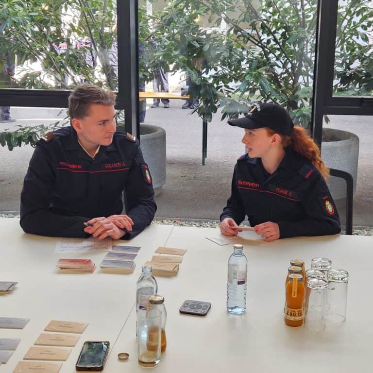 Bild zeigt Jugendliche bei einer Prüfung