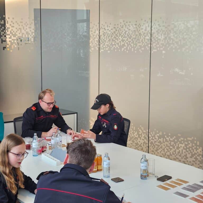 Bild zeigt Jugendliche bei einer Prüfung