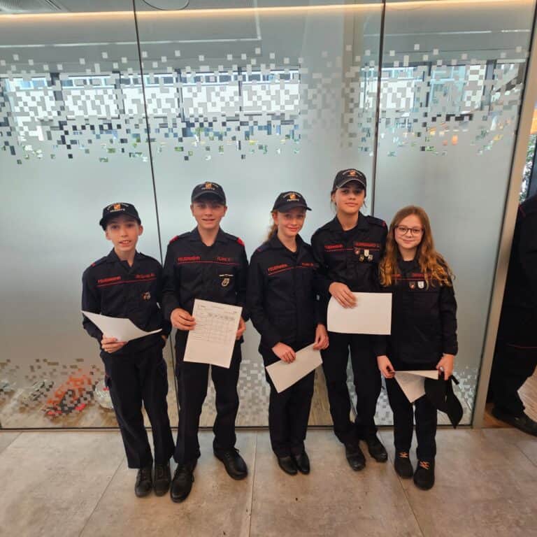 Bild zeigt Jugendliche beim Wissenstest