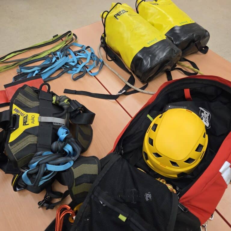 Bild zeigt unsere Ausrüstung für Menschenrettung und Absturzsicherung