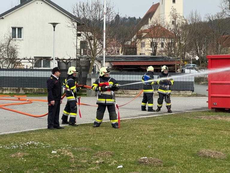 Bild zeigt unsere KameradInnen bei der Branddienstleistungsprüfung