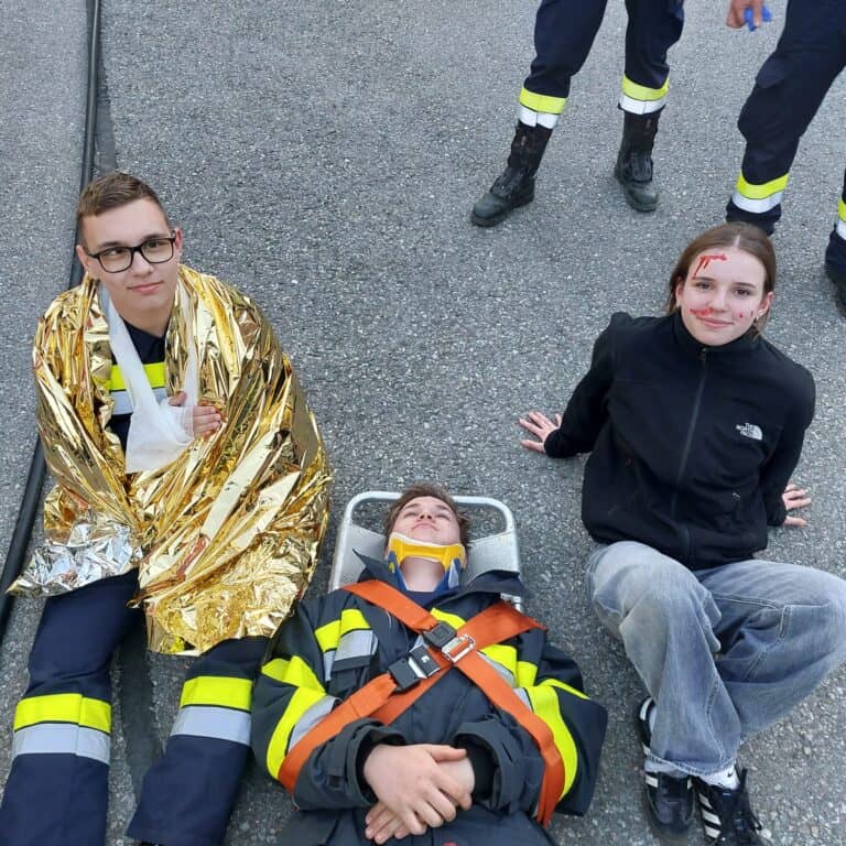 Bild zeigt Feuerwehrleute beim Üben