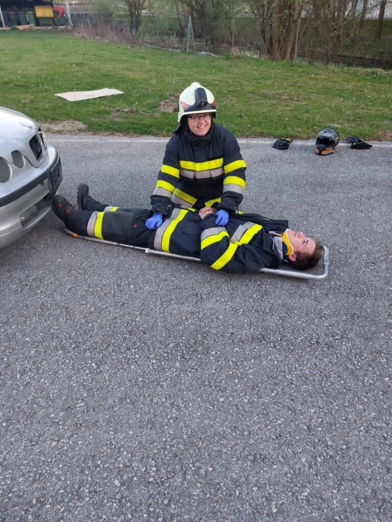 Bild zeigt Feuerwehrleute beim Üben