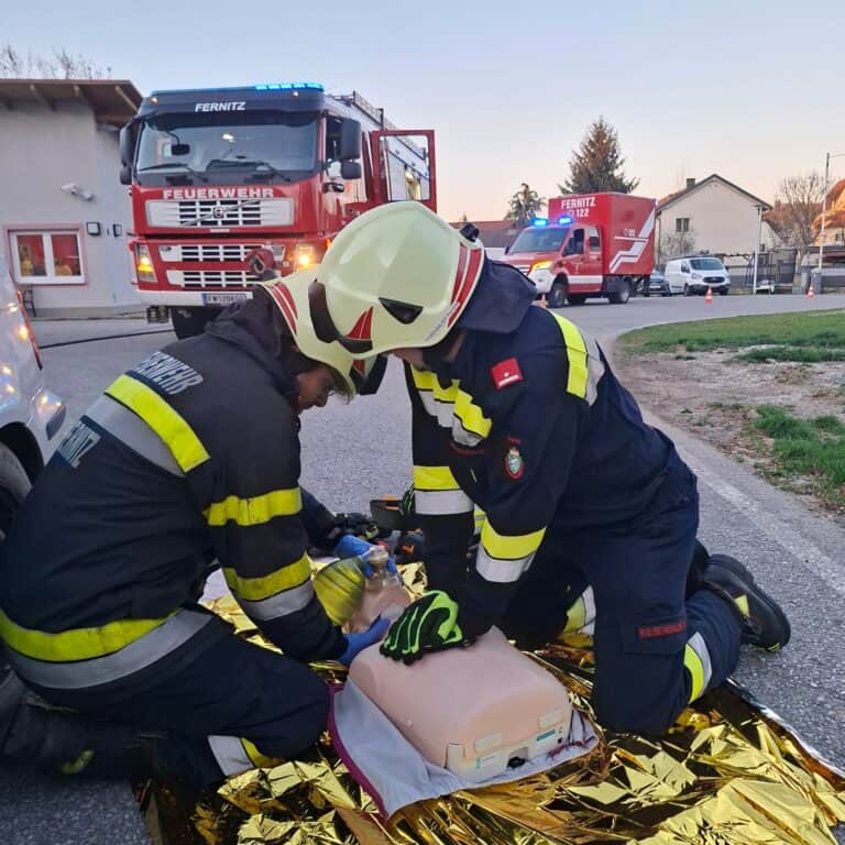 Bild zeigt Feuerwehrleute beim Üben