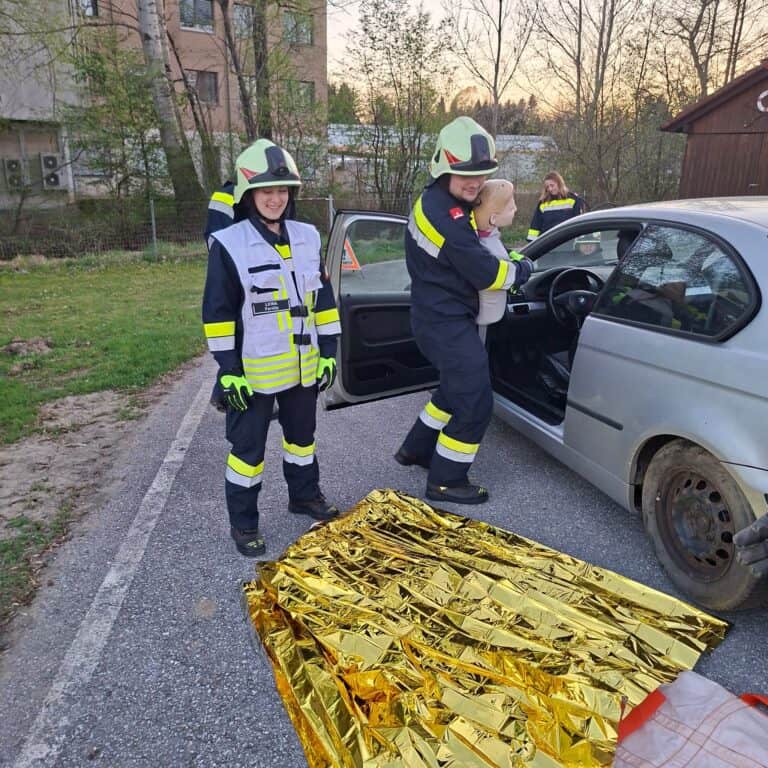 Bild zeigt Feuerwehrleute beim Üben