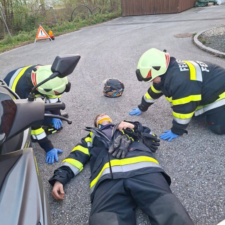 Bild zeigt Feuerwehrleute beim Üben