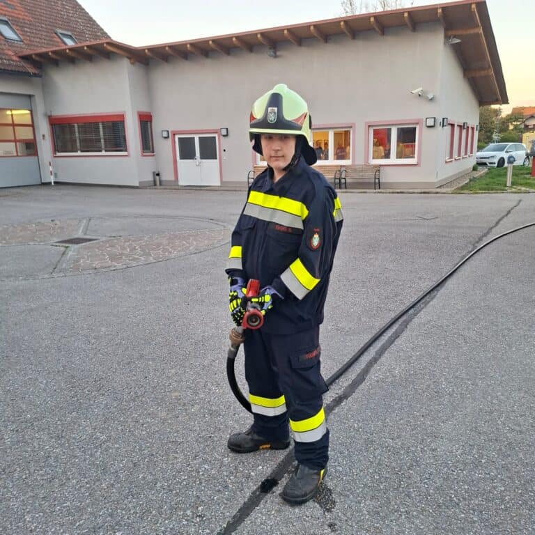Bild zeigt Feuerwehrleute beim Üben