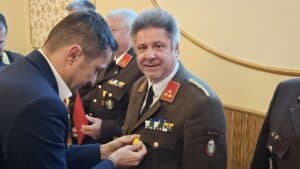 Bild zeigt Feuerwehrleute beim Üben