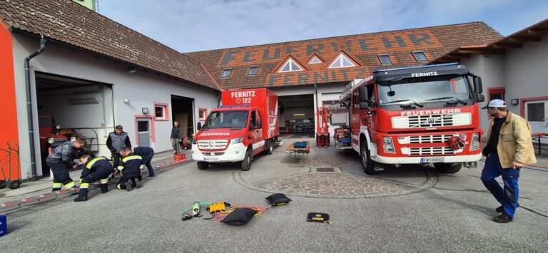 Bild zeigt Feuerwehrleute beim Üben