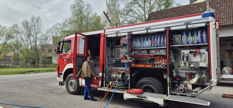 Bild zeigt Feuerwehrleute beim Üben