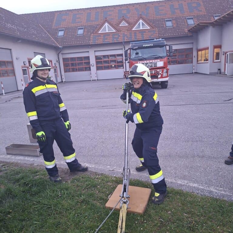Bild zeigt Feuerwehrleute beim Üben