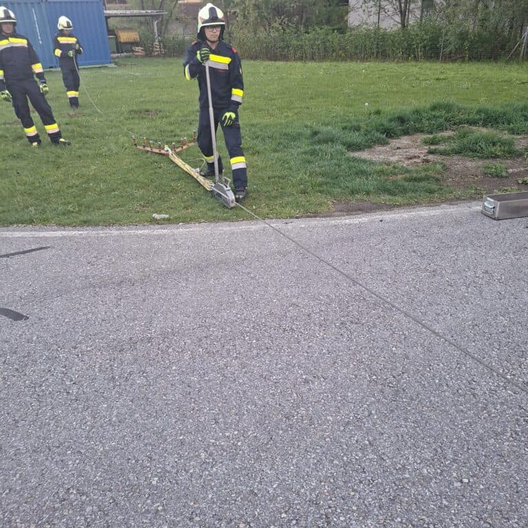 Bild zeigt Feuerwehrleute beim Üben