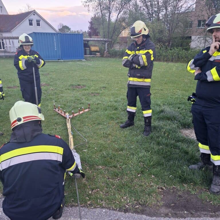 Bild zeigt Feuerwehrleute beim Üben
